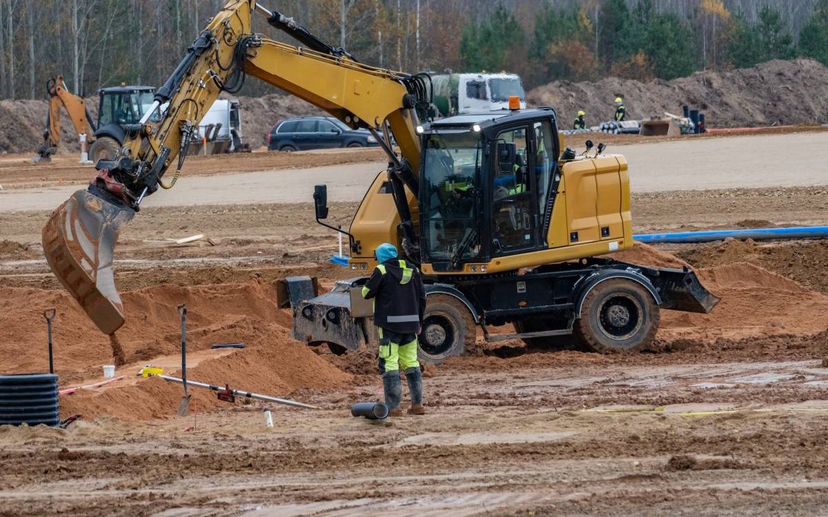 Faut-il privil&eacute;gier le godet inclinable ou le godet standard pour les travaux de nivellement avec une minipelle ? Golbey