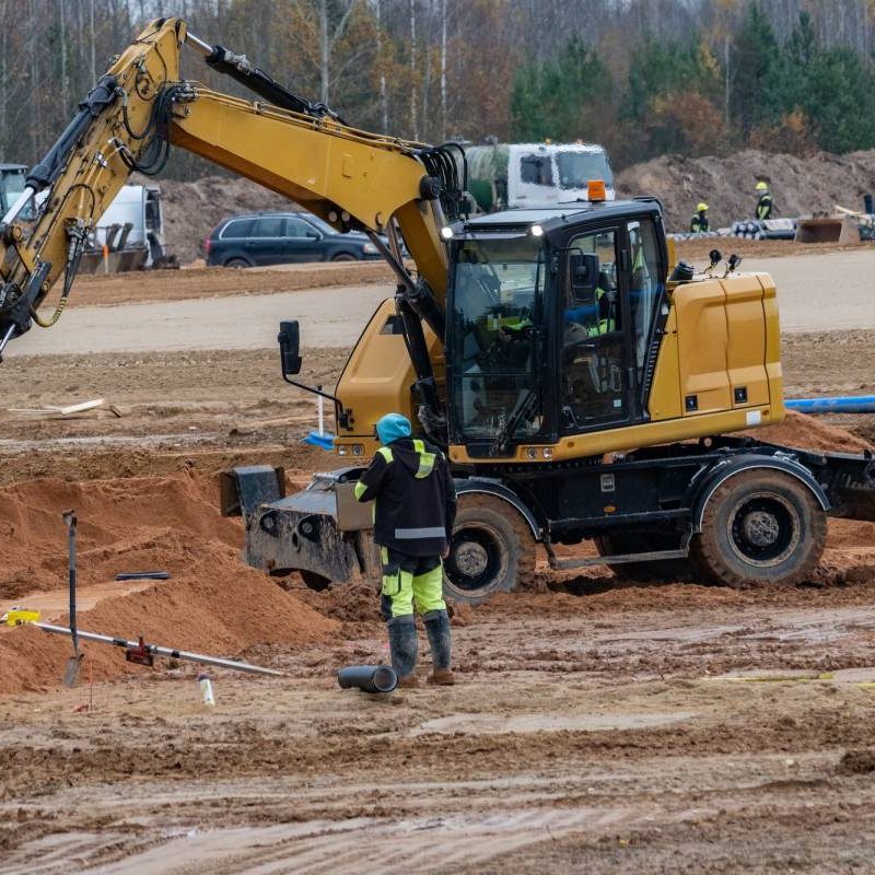 Faut-il privil&eacute;gier le godet inclinable ou le godet standard pour les travaux de nivellement avec une minipelle ? Golbey